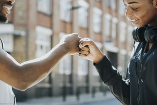 开云-NBA球员比赛中非语言沟通方式及战术作用，nba说话